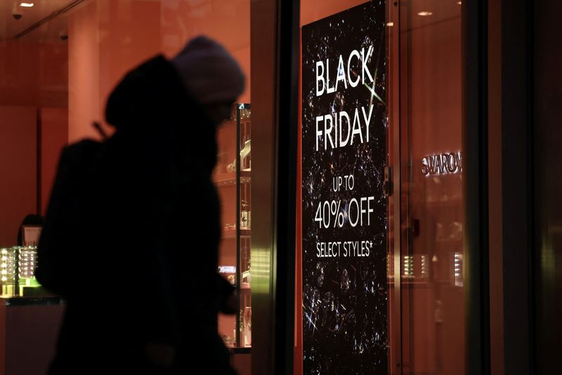 &copy; Reuters. FILE PHOTO: A shopper walks past a Black Friday sale sign at a store on Oxford Street in London, Britain November 28, 2024. REUTERS/Hollie Adams/File Photo