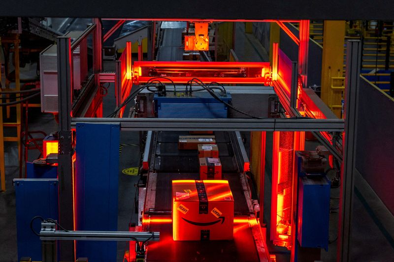 © Reuters. Boxes are scanned during Cyber Monday at Amazon's fulfillment center in Robbinsville, New Jersey, U.S., December 2, 2024. REUTERS/Eduardo Munoz  