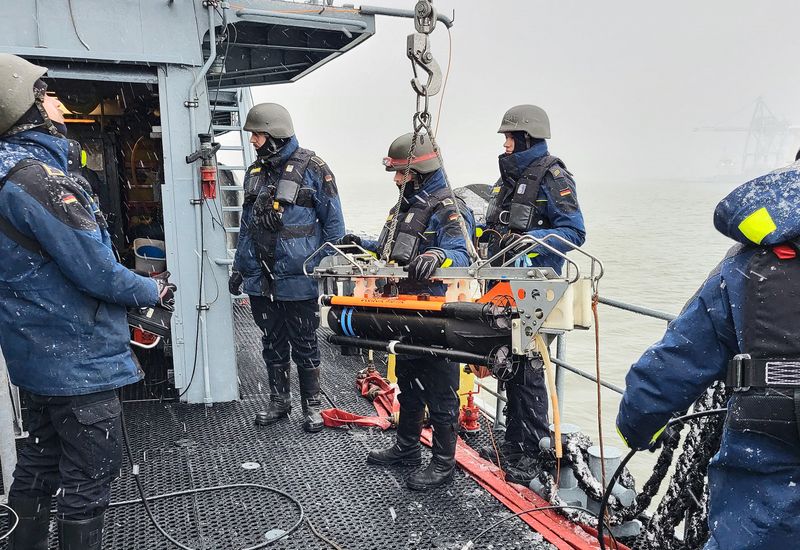 © Reuters. FILE PHOTO: Members of the German Navy operate a submarine drone onboard German mine hunter FGS Weilheim during NATO exercise Freezing Winds 24, led by the Finnish Navy, in the Baltic Sea in Turku, Finland, November 20, 2024. REUTERS/Anne Kauranen/File Photo