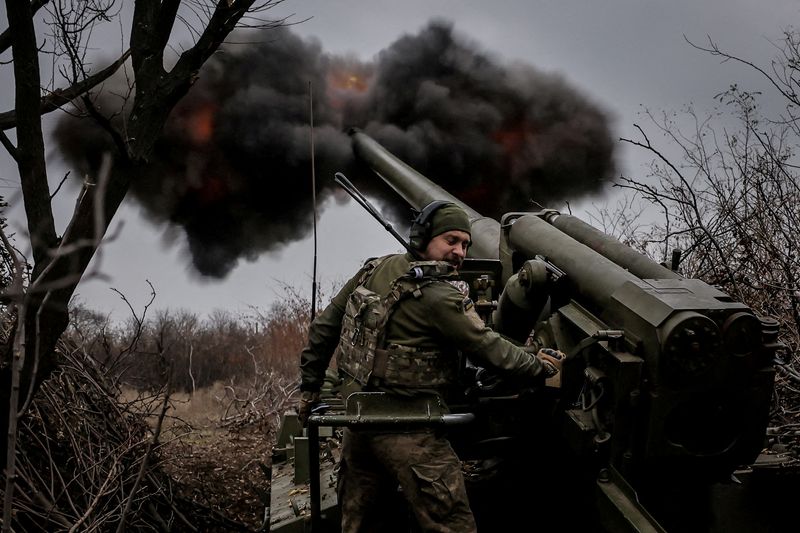 © Reuters. FILE PHOTO: A serviceman of 24th Mechanized brigade named after King Danylo of the Ukrainian Armed Forces fires a 2s5 