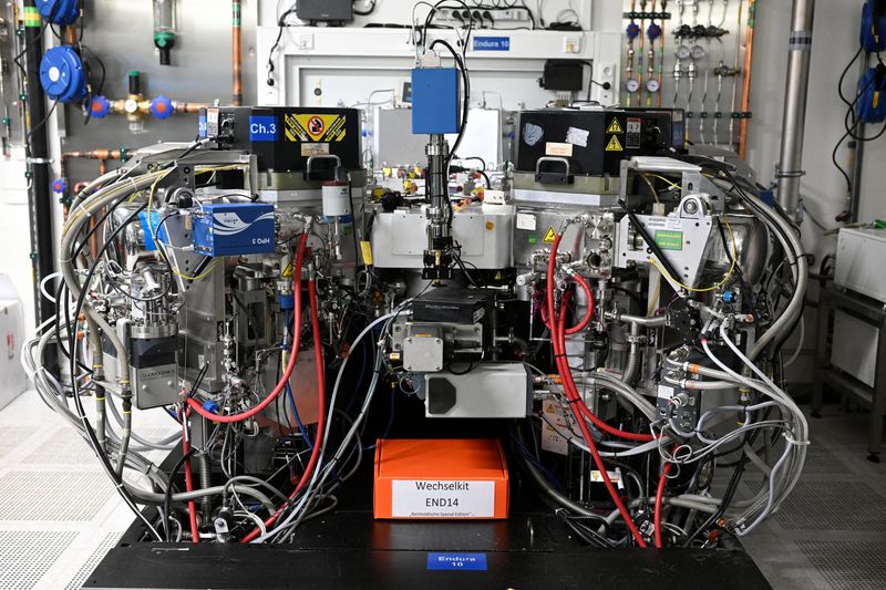 © Reuters. FILE PHOTO: A view of a machine in a production line of Dutch semiconductor company Nexperia, in Hamburg, Germany, June 27, 2024. REUTERS/Fabian Bimmer/File Photo