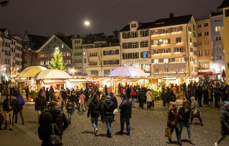 © Reuters. FILE PHOTO: People walk at the Christmas market at the Muensterhof square in Zurich, Switzerland, December 3, 2022. REUTERS/Arnd Wiegmann/File Photo