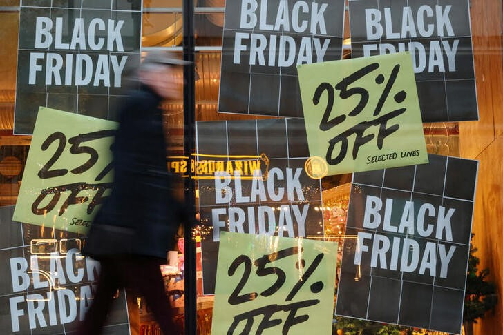 © Reuters. A shopper walks past Black Friday sale signs at a store on Oxford Street in London, Britain November 28, 2024. REUTERS/Hollie Adams/File Photo