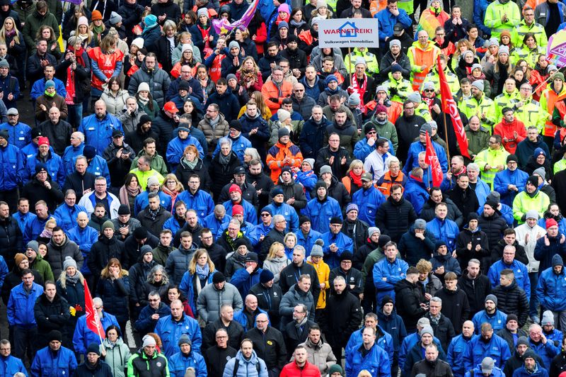 © Reuters. Workers of Europe's largest carmaker Volkswagen AG gather during pay-rise protests on the grounds of VW’s main plant in Wolfsburg, Germany, December 2, 2024.   Julian Stratenschulte/Pool via REUTERS