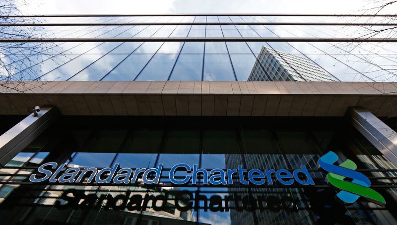 © Reuters. FILE PHOTO: The sky is reflected in the glass windows at the head office of Standard Chartered bank in the City of London February 27, 2015.  REUTERS/Eddie Keogh/File Photo