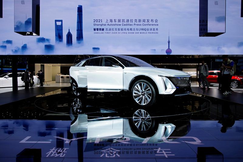 &copy; Reuters. FILE PHOTO: A Cadillac Lyriq electric vehicle (EV) under General Motors is seen during its world premiere on a media day for the Auto Shanghai show in Shanghai, China April 19, 2021. REUTERS/Aly Song/File Photo