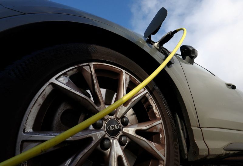 &copy; Reuters. FILE PHOTO: An Audi electric vehicle is being charged in a charging station in Drogenbos, Belgium November 25, 2023. REUTERS/Yves Herman/File Photo