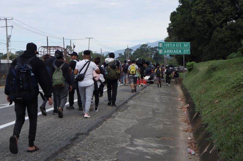 © Reuters. FILE PHOTO: Migrants walk along a road during a caravan bound to the northern border with the U.S., on the outskirts of Tapachula, Mexico December 2, 2024, 2024. REUTERS/Damian Sanchez/File Photo