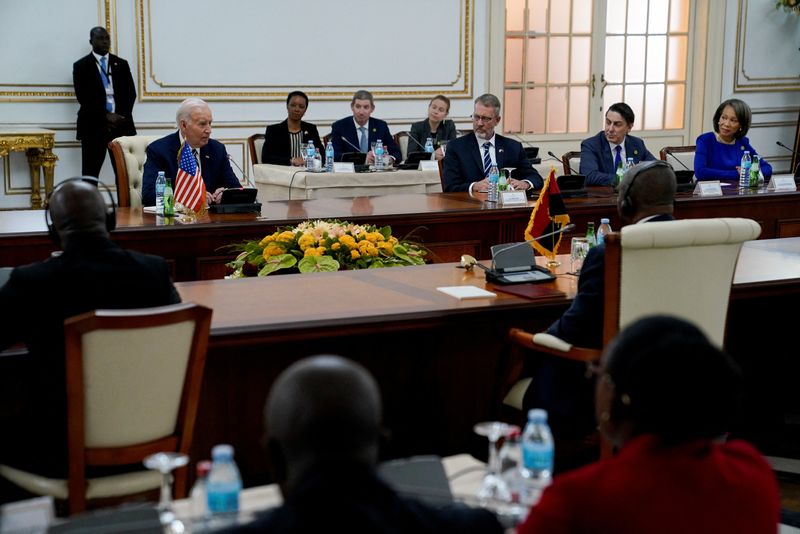 © Reuters. U.S. President Joe Biden looks on during a meeting with Angolan President Joao Manuel Goncalves Lourenco at the Presidential Palace in Luanda, Angola, December 3, 2024. REUTERS/Elizabeth Frantz