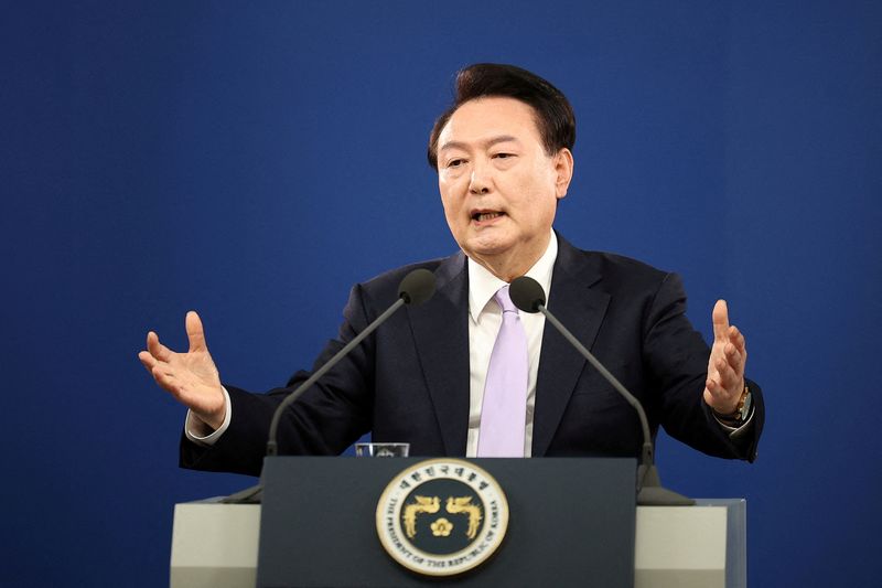 &copy; Reuters. Il presidente sudcoreano Yoon Suk Yeol risponde alle domande di un giornalista durante una conferenza stampa presso l'Ufficio presidenziale di Seul, Corea del Sud, 7 novembre 2024. REUTERS/Kim Hong-Ji