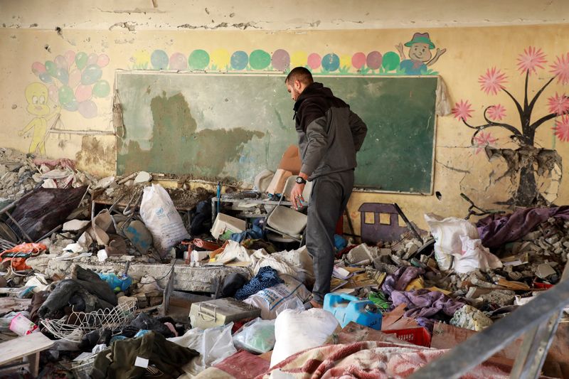 © Reuters. A Palestinian man inspects a school sheltering displaced people after it was hit in an Israeli strike,  amid the Israel-Hamas conflict, in Gaza City December 3, 2024. REUTERS/Mahmoud Sameer 