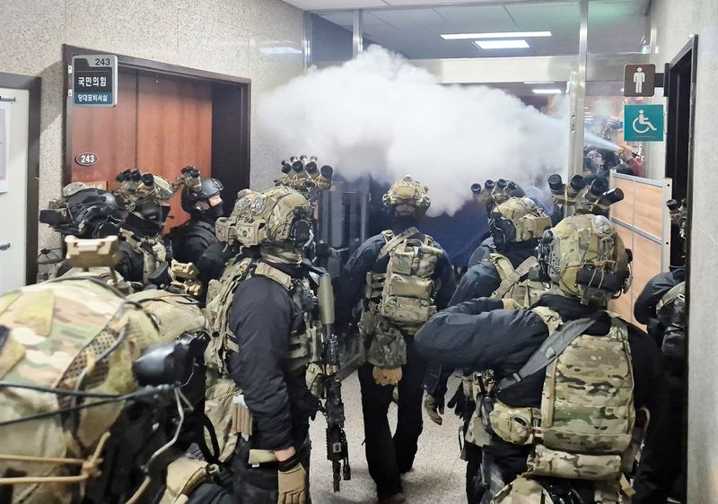 © Reuters. Soldiers advance to the main building of the National Assembly after South Korean President Yoon Suk Yeol declared martial law in Seoul, South Korea, December 3, 2024. Yonhap via REUTERS