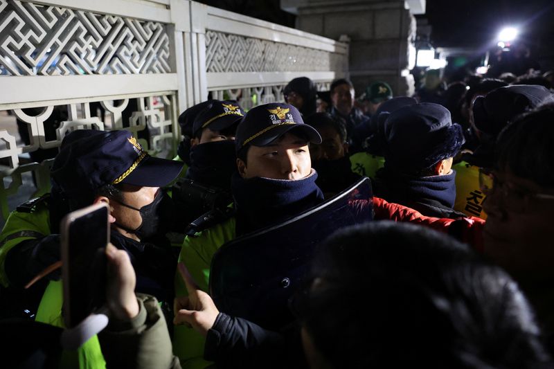 &copy; Reuters. Policiais se posicionam diante da Assembleia Nacionaln04/12/2024nREUTERS/Kim Hong-Ji