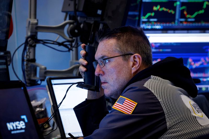 &copy; Reuters. Un trader lavora al piano della Borsa di New York, Stati Uniti, 2 dicembre 2024.  REUTERS/Brendan McDermid