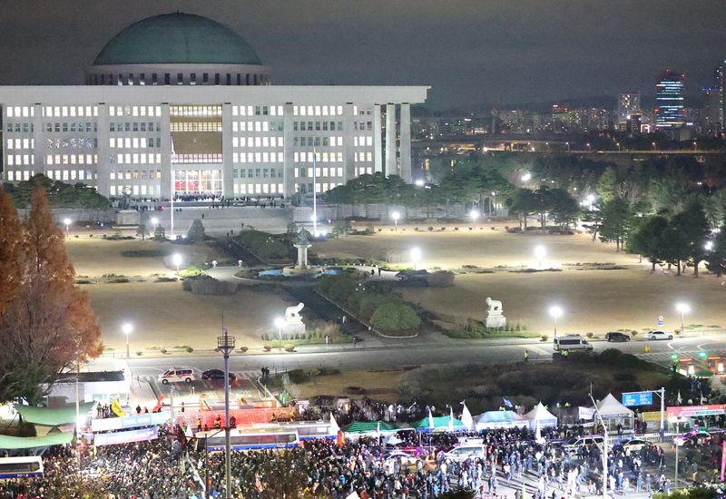 &copy; Reuters. Police officers block protesters outside the National Assembly after South Korean President Yoon Suk Yeol declared martial law in Seoul, South Korea, December 4, 2024. Yonhap via REUTERS