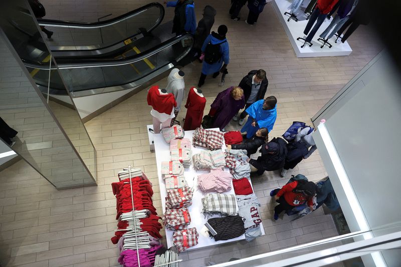 © Reuters. FILE PHOTO: People shop on Thanksgiving at a Gap store in Times Square, ahead of Black Friday, in New York City, U.S., November 28, 2024. REUTERS/Brendan McDermid/File Photo