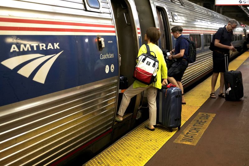 © Reuters. FILE PHOTO: Passengers board an Amtrak train inside New York's Penn Station, the nation's busiest train hub, which will be closing tracks for repairs causing massive disruptions to commuters in New York City, NY, U.S. July 7, 2017. REUTERS/Brendan McDermid/File Photo