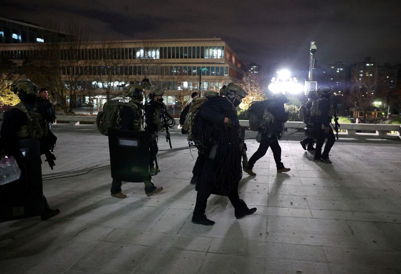 © Reuters. Military forces walk outside the National Assembly, after South Korean President Yoon Suk Yeol declared martial law, in Seoul, South Korea, December 4, 2024. REUTERS/Kim Hong-Ji