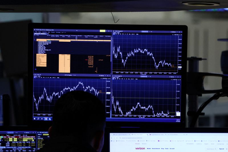 &copy; Reuters. FILE PHOTO: Traders work on the floor at the New York Stock Exchange (NYSE) in New York City, U.S., September 19, 2024.  REUTERS/Brendan McDermid/File Photo