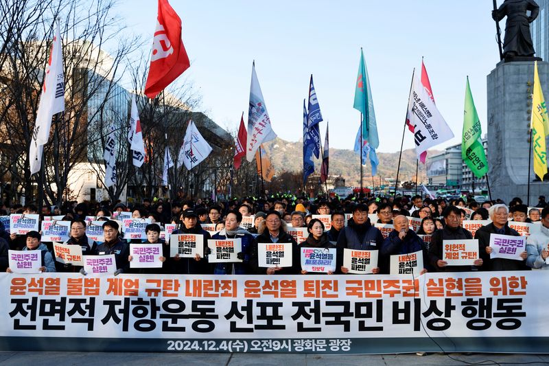 &copy; Reuters. People take part in a rally to demand South Korean President Yoon Suk Yeol's removal from power, in Seoul, South Korea, December 4, 2024. REUTERS/Kim Soo-hyeon