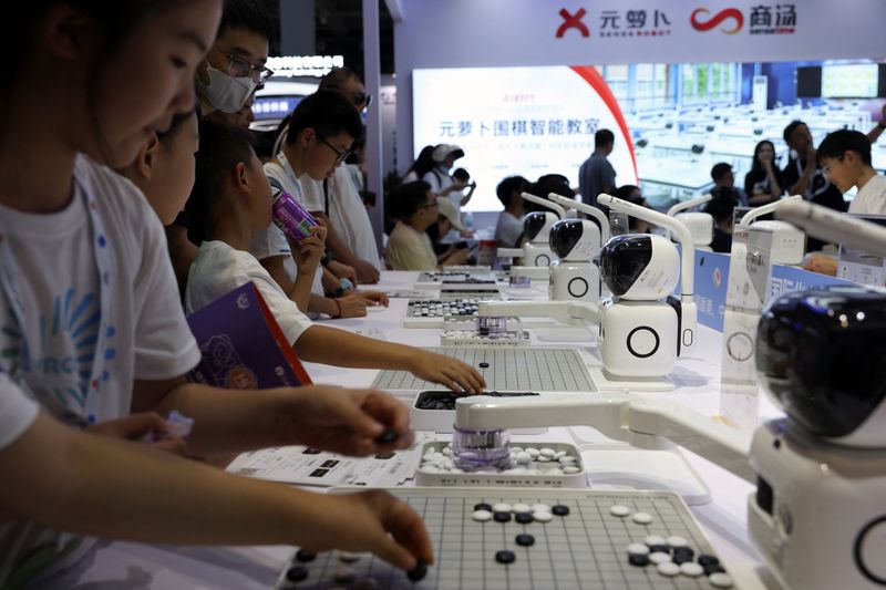 © Reuters. Visitors play Go against SenseRobots displayed at the SenseTime arena during the International Robotics Conference in Beijing, China August 21, 2024. REUTERS/Florence Lo/File Photo