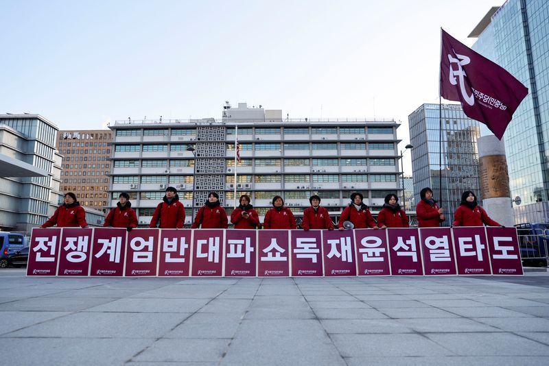 © Reuters. People take part in a rally to demand South Korean President Yoon Suk Yeol's removal from power, in Seoul, South Korea, December 4, 2024. REUTERS/Kim Soo-hyeon