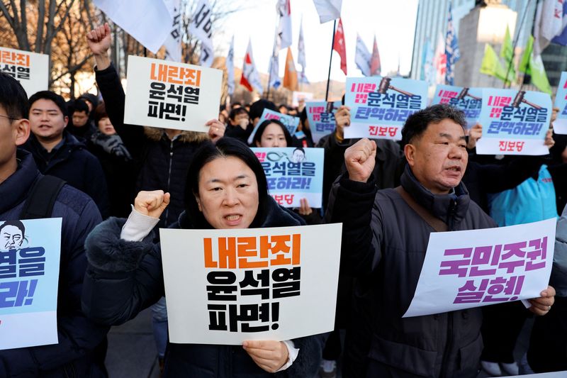 © Reuters. People take part in a rally to demand South Korean President Yoon Suk Yeol's removal from power, in Seoul, South Korea, December 4, 2024. REUTERS/Kim Soo-hyeon