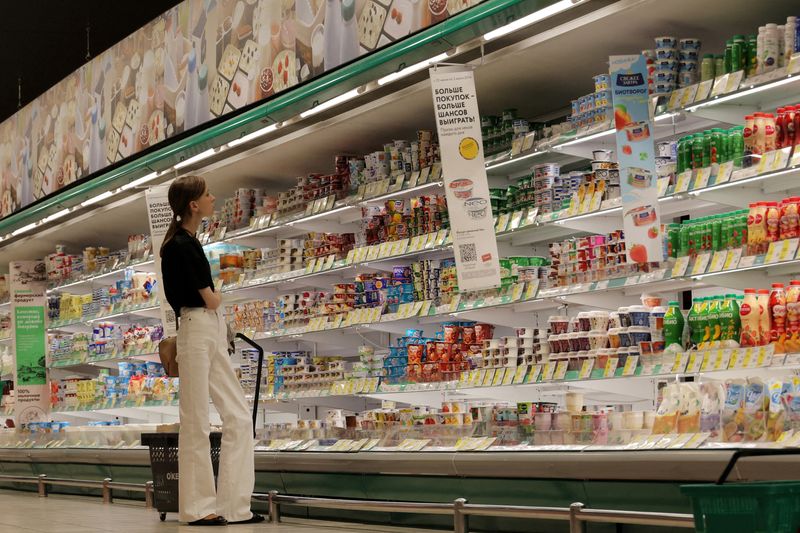 © Reuters. FILE PHOTO: A customer shops for dairy products at a supermarket in Saint Petersburg, Russia June 28, 2024.  REUTERS/Anton Vaganov/File Photo