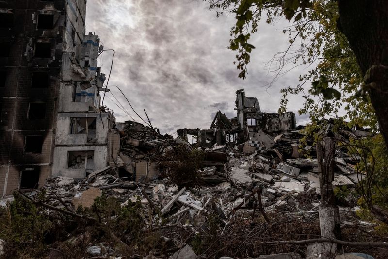 © Reuters. FILE PHOTO: A view shows apartment buildings damaged by a Russian military strike, amid Russia's attack on Ukraine, in the front line city of Vuhledar in Donetsk region, Ukraine October 10, 2023. REUTERS/Yevhen Titov/File Photo