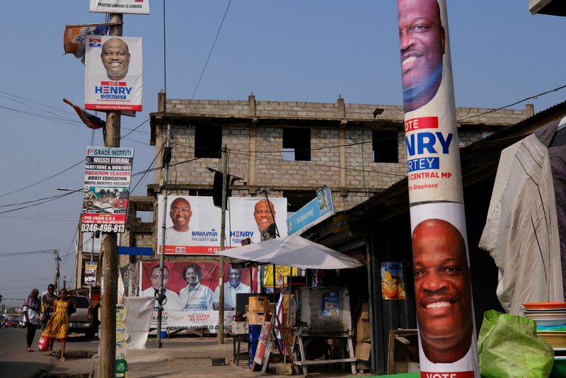 © Reuters. Political party posters are displayed in the streets ahead of Ghana's presidential and parliamentary elections to be held on December 7, in Accra, Ghana December 2, 2024. REUTERS/Francis Kokoroko