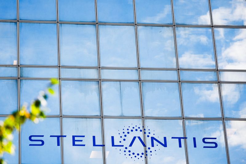 &copy; Reuters. Il logo di Stellantis è visibile sull'edificio dell'azienda a Poissy, vicino a Parigi, Francia, 4 settembre 2024. REUTERS/Sarah Meyssonnier/File Photo