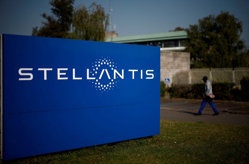 &copy; Reuters. Un uomo cammina davanti a un logo di Stellantis all'esterno dell'edificio dell'azienda a Chartres-de-Bretagne, vicino a Rennes, Francia, 20 settembre 2024. REUTERS/Stephane Mahe