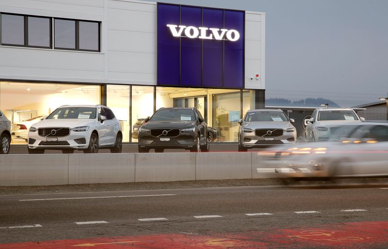 &copy; Reuters. FILE PHOTO: A long exposure picture shows cars of Swedish automobile manufacturer Volvo displayed in front of a showroom of Stierli Automobile AG company in St. Erhard, Switzerland April 11, 2019. REUTERS/Arnd Wiegmann/File Photo 