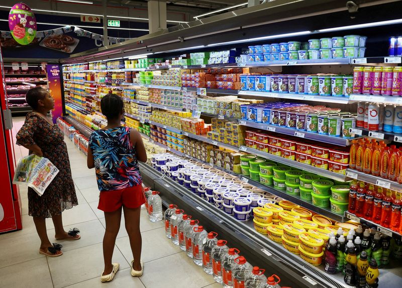 &copy; Reuters. FILE PHOTO: Shoppers stand at a store at the Dobson Point Shopping Centre, in Soweto, South Africa, March 19, 2024. REUTERS/Siphiwe Sibeko/File Photo