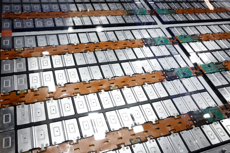 © Reuters. FILE PHOTO: A lithium-ion battery for electric vehicles (EV)  is pictured at the 2024 Paris Auto Show in Paris, France, October 15, 2024. REUTERS/Benoit Tessier/File Photo 