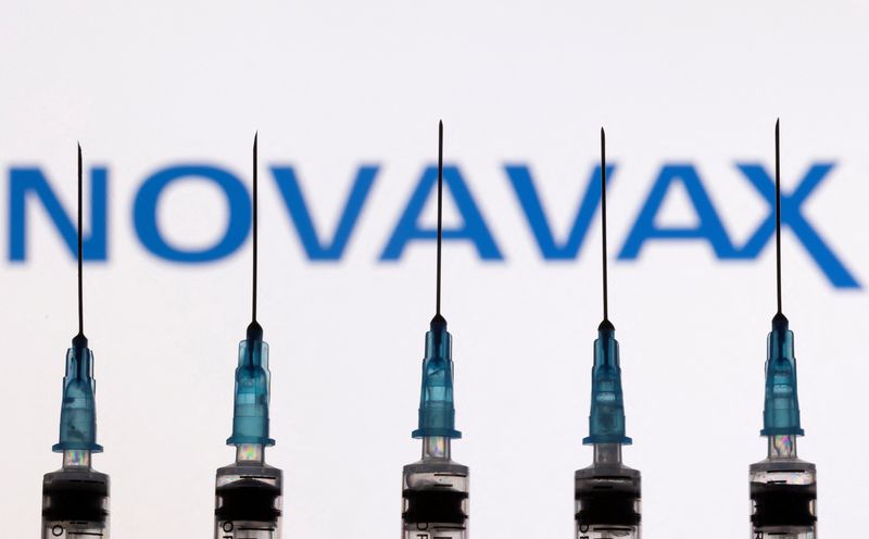 © Reuters. FILE PHOTO: FILE PHOTO: Syringes with needles are seen in front of a displayed Novavax logo in this illustration taken, November 27, 2021. REUTERS/Dado Ruvic/Illustration/File Photo/File Photo