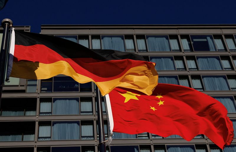 © Reuters. German and Chinese national flags flutter in front of a hotel where a press conference by German Foreign Minister Annalena Baerbock is held, in Beijing, China December 2, 2024. REUTERS/Tingshu Wang