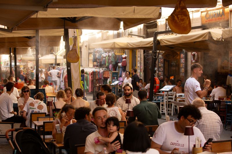 &copy; Reuters. Persone sedute in un ristorante a Palermo, Sicilia, Italia, 17 luglio 2024. REUTERS/Antonio Cascio/Foto d'archivio