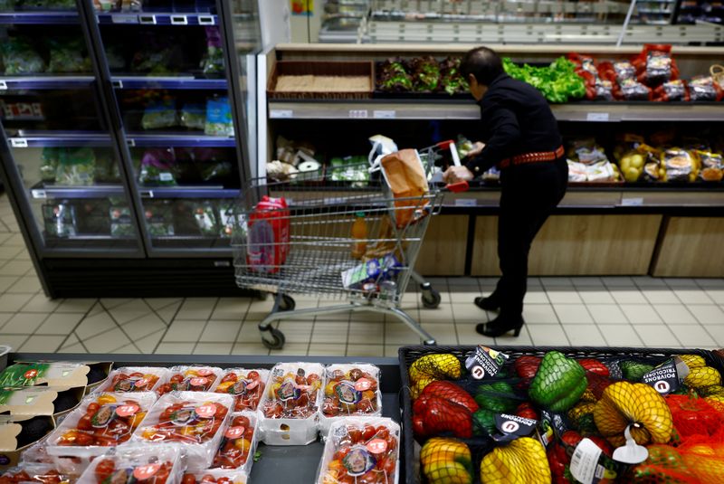 &copy; Reuters. Una donna con un carrello della spesa fa la spesa in un supermercato a Chanverrie, Francia, 16 ottobre 2024. REUTERS/Stephane Mahe/Foto d'archivio