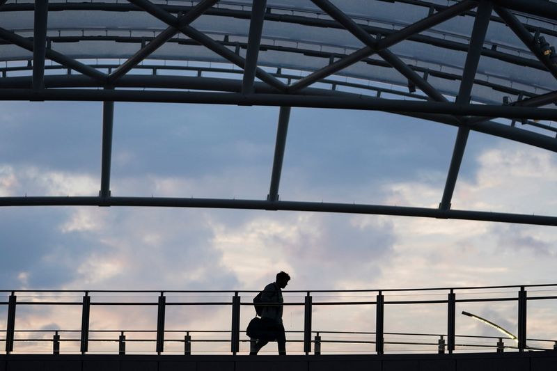 &copy; Reuters. A passenger crosses a raised walkway to enter Hartsfield-Jackson Atlanta International Airport in Atlanta, Georgia, U.S. June 28, 2022. REUTERS/Elijah Nouvelage/File Photo