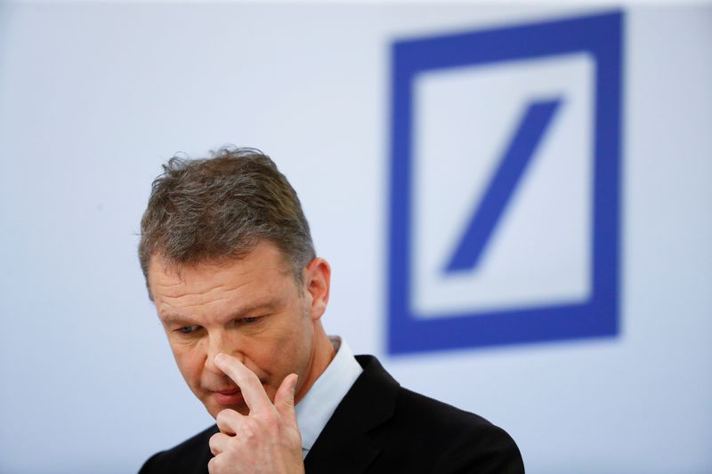 &copy; Reuters. Christian Sewing, Ceo di Deutsche Bank, gesticola durante la conferenza stampa annuale della banca a Francoforte, Germania, 30 gennaio 2020. Foto REUTERS/Ralph Orlowski/File Photo