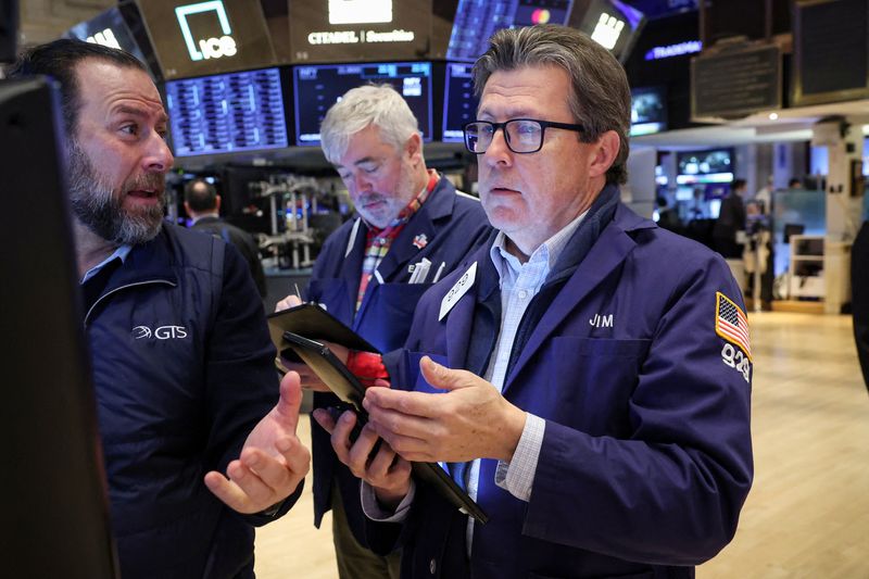 &copy; Reuters. Traders work on the floor at the New York Stock Exchange (NYSE) in New York City, U.S., November 22, 2024.  REUTERS/Brendan McDermid/File Photo