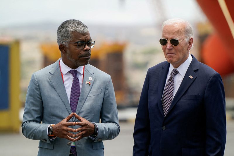 &copy; Reuters. U.S. President Joe Biden stands with Angolan Minister of Transport Ricardo Daniel Sandao Queiros Viegas de Abreu, during a visit to the Lobito Port Terminal to receive a briefing on the Lobito Atlantic Railway, in Lobito, Angola, December 4, 2024. REUTERS