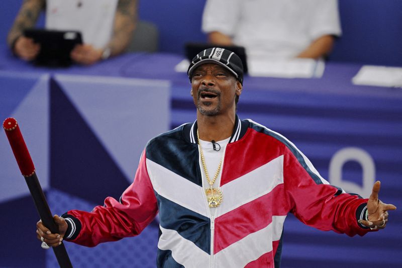 &copy; Reuters. FILE PHOTO: Paris 2024 Olympics - Breaking - B-Girls Pre-Qualifier Battle - La Concorde 1, Paris, France - August 09, 2024. Snoop Dogg holds a baton to signal the official start of the competition. REUTERS/Angelika Warmuth/File Photo