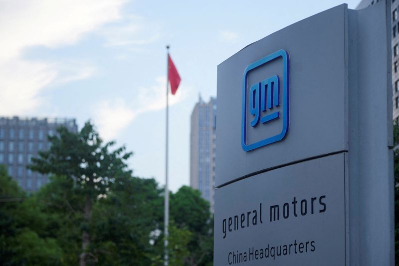 © Reuters. FILE PHOTO: The GM logo is seen on the China Headquarters in Shanghai, China, August 29, 2022. REUTERS/Aly Song/File Photo