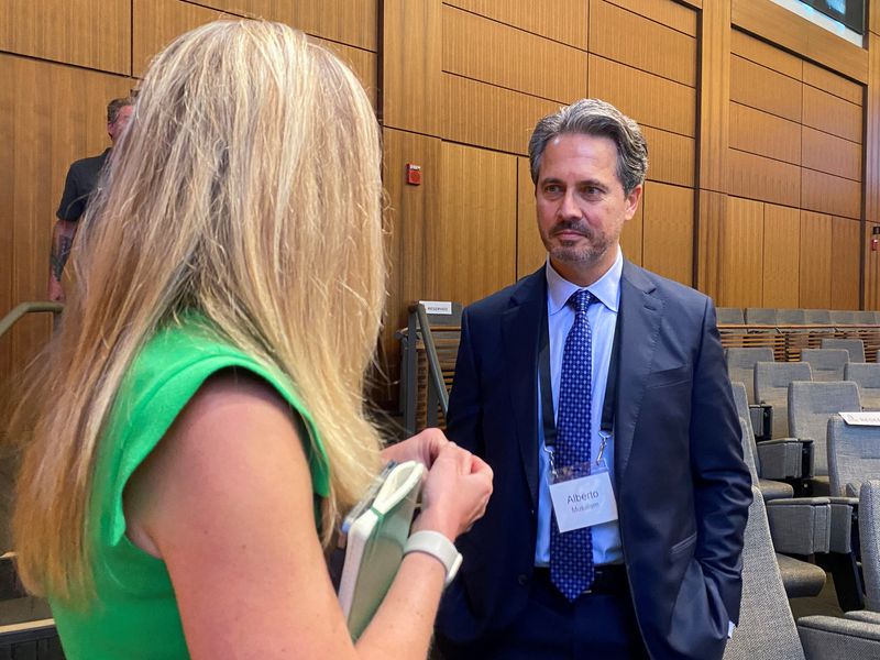 © Reuters. FILE PHOTO: St. Louis Federal Reserve Bank President Alberto Musalem speaks with University of Pennsylvania professor Christina Parajon Skinner on the sidelines of a monetary policy conference at Stanford University's Hoover Institution in Palo Alto, California, U.S., May 3, 2024. REUTERS/Ann Saphir/File Photo