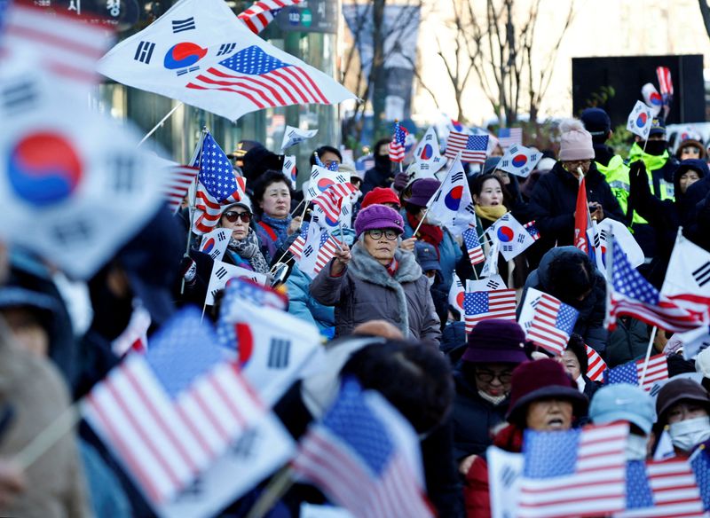 © Reuters. Protesters from conservative groups attend a rally supporting South Korean President Yoon Suk Yeol and denouncing opposition party's politicians after the President's surprise declaration of the martial law last night, which was reversed hours later in Seoul, South Korea, December 4, 2024. REUTERS/Kim Kyung-Hoon