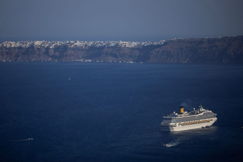 © Reuters. FILE PHOTO: Small vessels transfer tourists visiting the island of Santorini on a cruise ship for 12 hours, on Santorini, Greece, July 25, 2024. REUTERS/Alkis Konstantinidis/File Photo