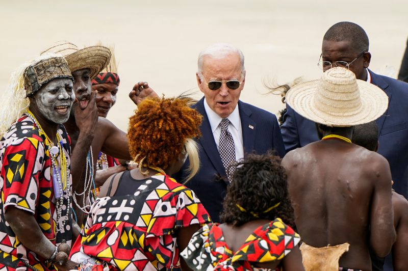 &copy; Reuters. U.S. President Joe Biden greets dancers as he arrives at Catumbela Airport in Catumbela, Angola, December 4, 2024. REUTERS/Elizabeth Frantz