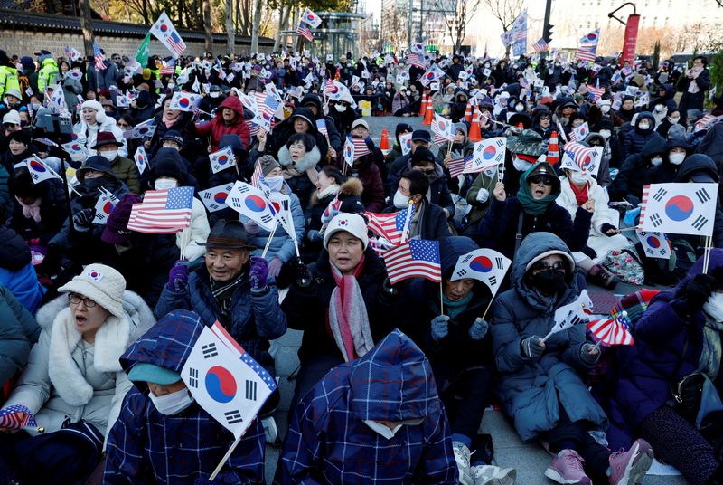 © Reuters. Protesters from conservative groups attend a rally supporting South Korean President Yoon Suk Yeol and denouncing opposition party's politicians after the President's surprise declaration of the martial law last night, which was reversed hours later in Seoul, South Korea, December 4, 2024.   REUTERS/Kim Kyung-Hoon